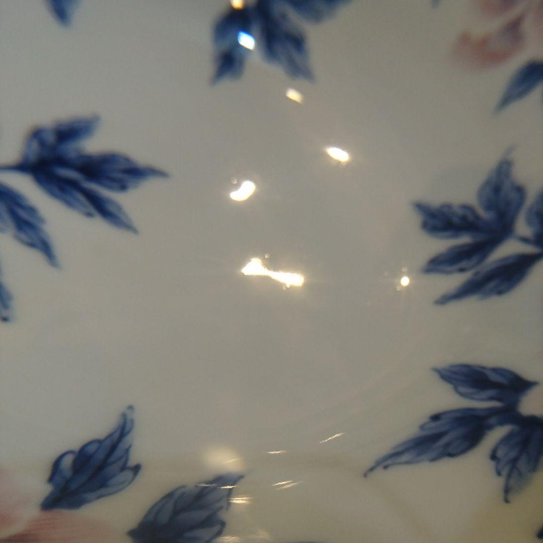 作家物 工房いとう 有田焼の牡丹柄三方浅鉢です。ピンクから紫色の牡丹に藍色