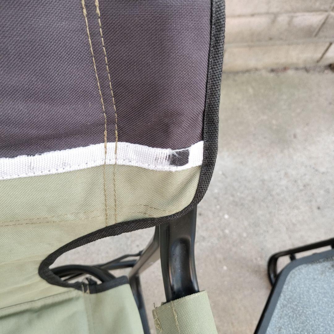 コールマンディレクターズチェア　2脚　薄いカーキ色