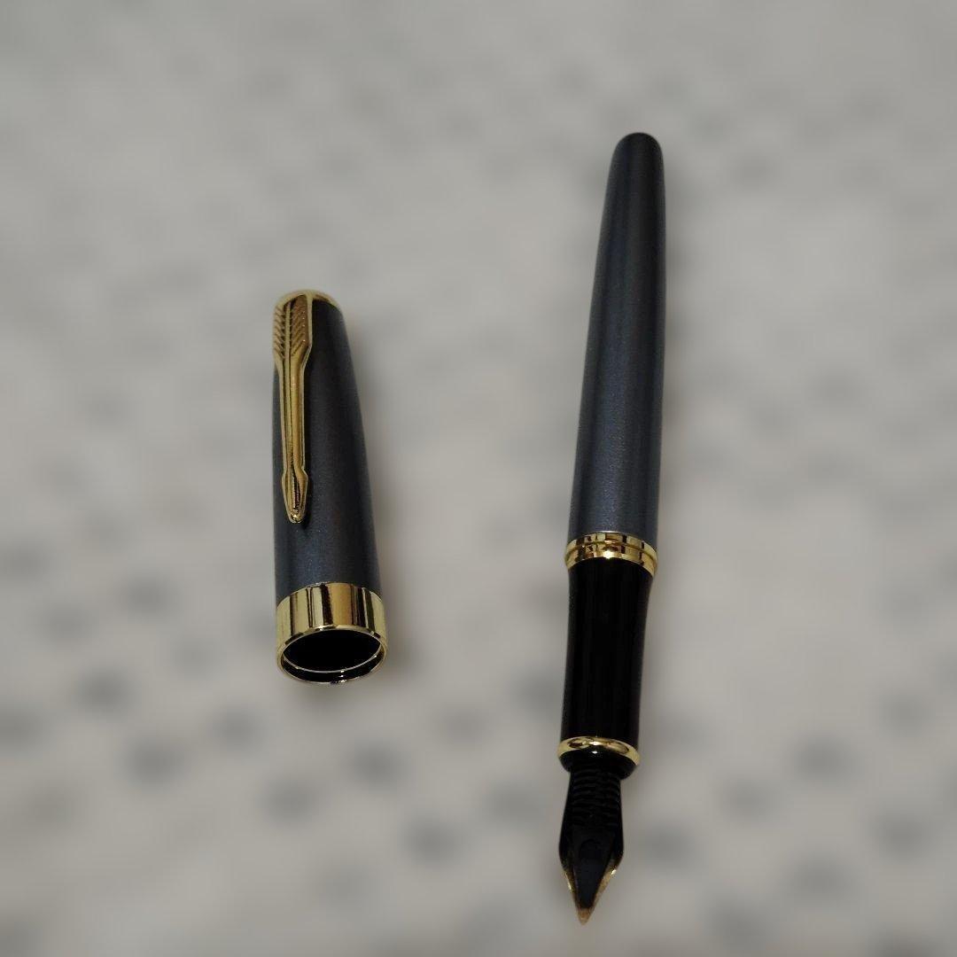 グレーの金属製万年筆