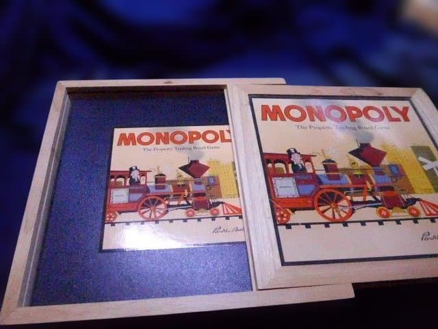とても高価な英国製ノスタルジーMONOPOLY 木製箱版。未使用品