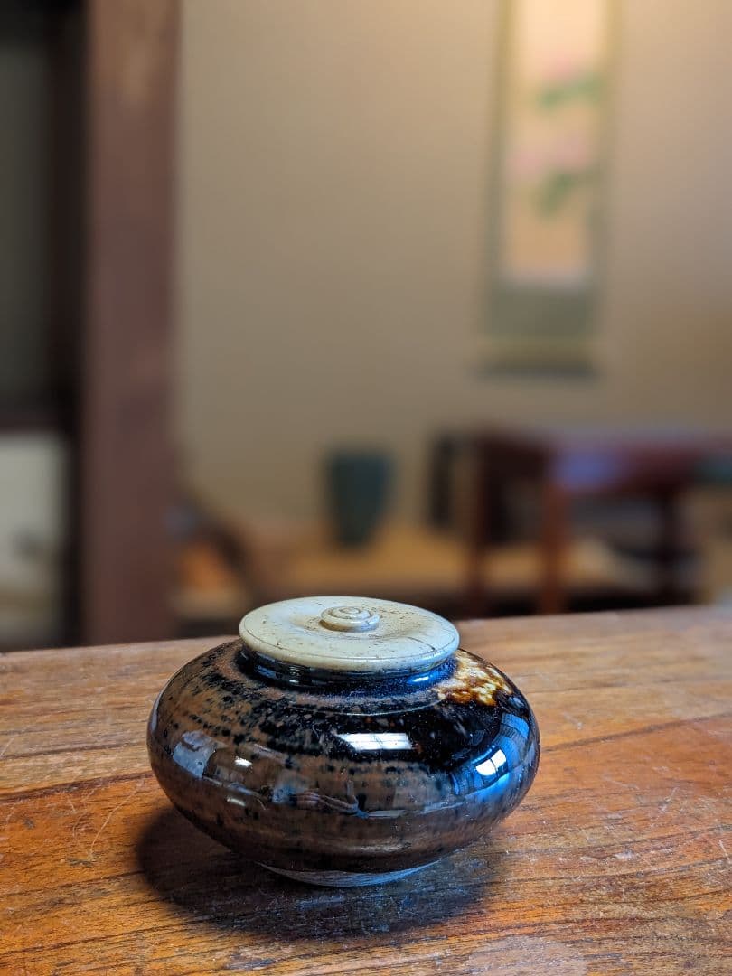 〈濃茶用の茶入れ〉小さな陶の器・蓋付き