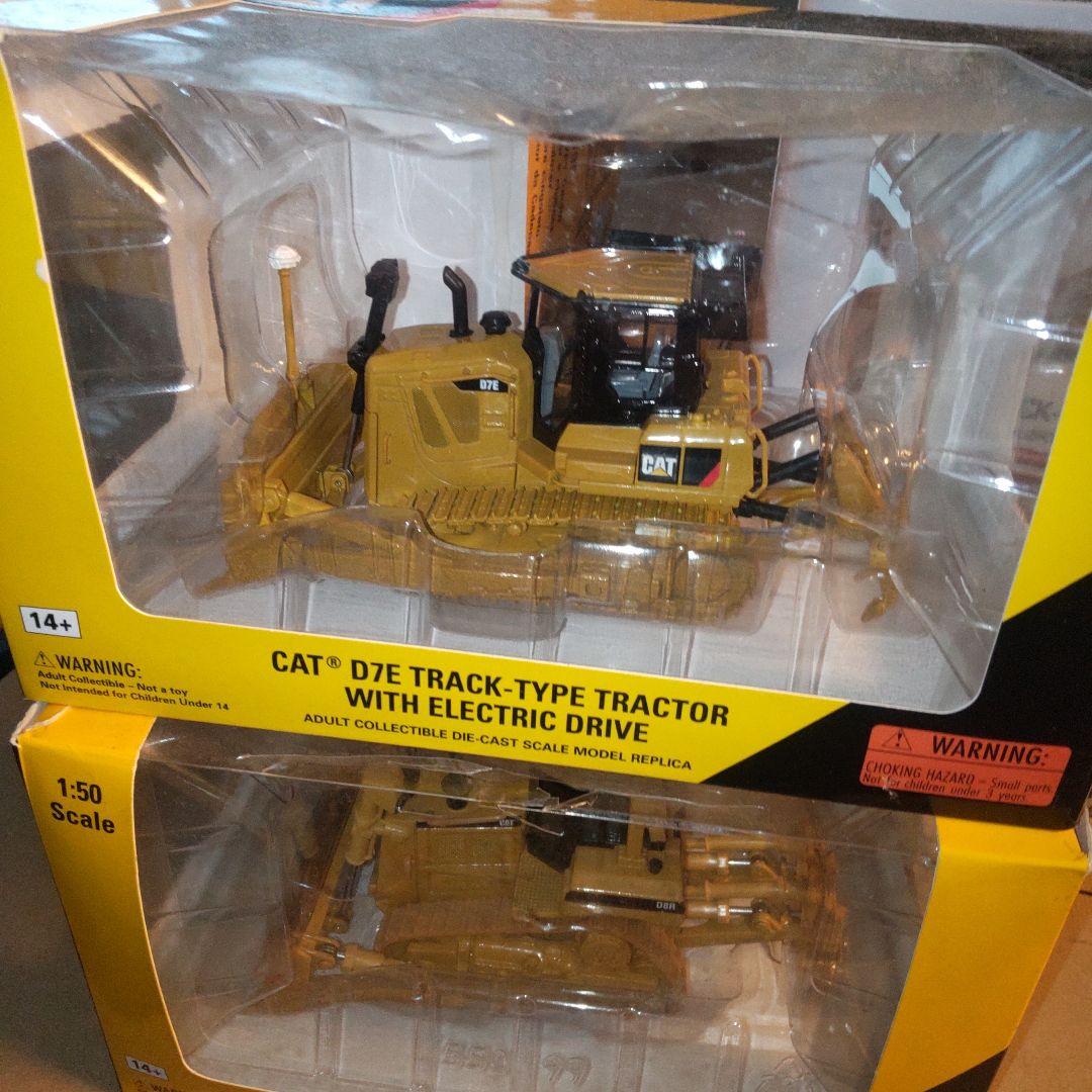 CAT D10T トラック型トラクター 1:50スケール
