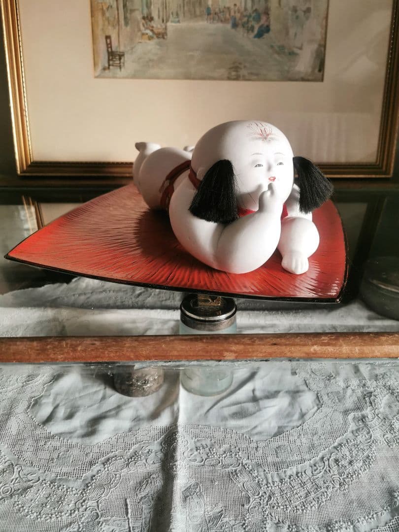 ヴィンテージ 28㎝大型這児人形 博多加賀はいこ 赤に金糸 骨董 朱漆塗り盆台付
