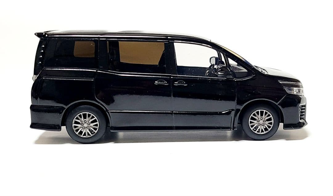 トヨタ 80系 ヴォクシーZS カラーサンプル