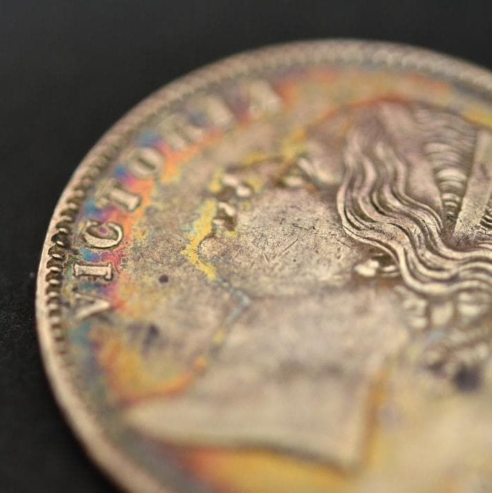 ヴィクトリア 1ルピー銀貨 1840年 世界に1点だけ！魅惑のレインボートーン