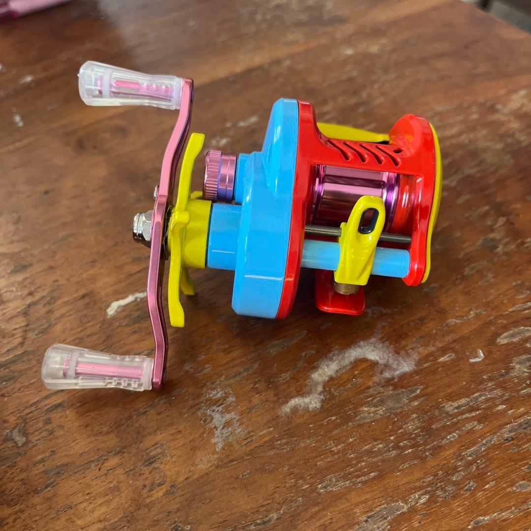 新品 カラフル ベイトリール マグネットブレーキ ルアー用 軽量