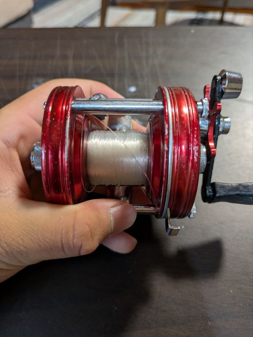 Ambassadeur 5000 ベイトリール レッド