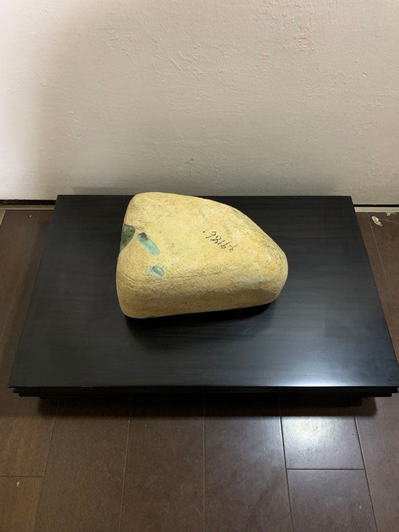 天然翡翠原石（高品質緑色）黒檀木台座付き
