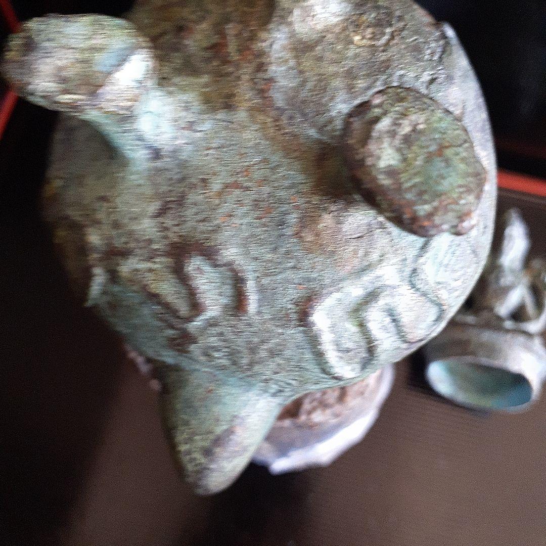 古銅ヴィシュヌ像寺院の石油ランプ土台付き