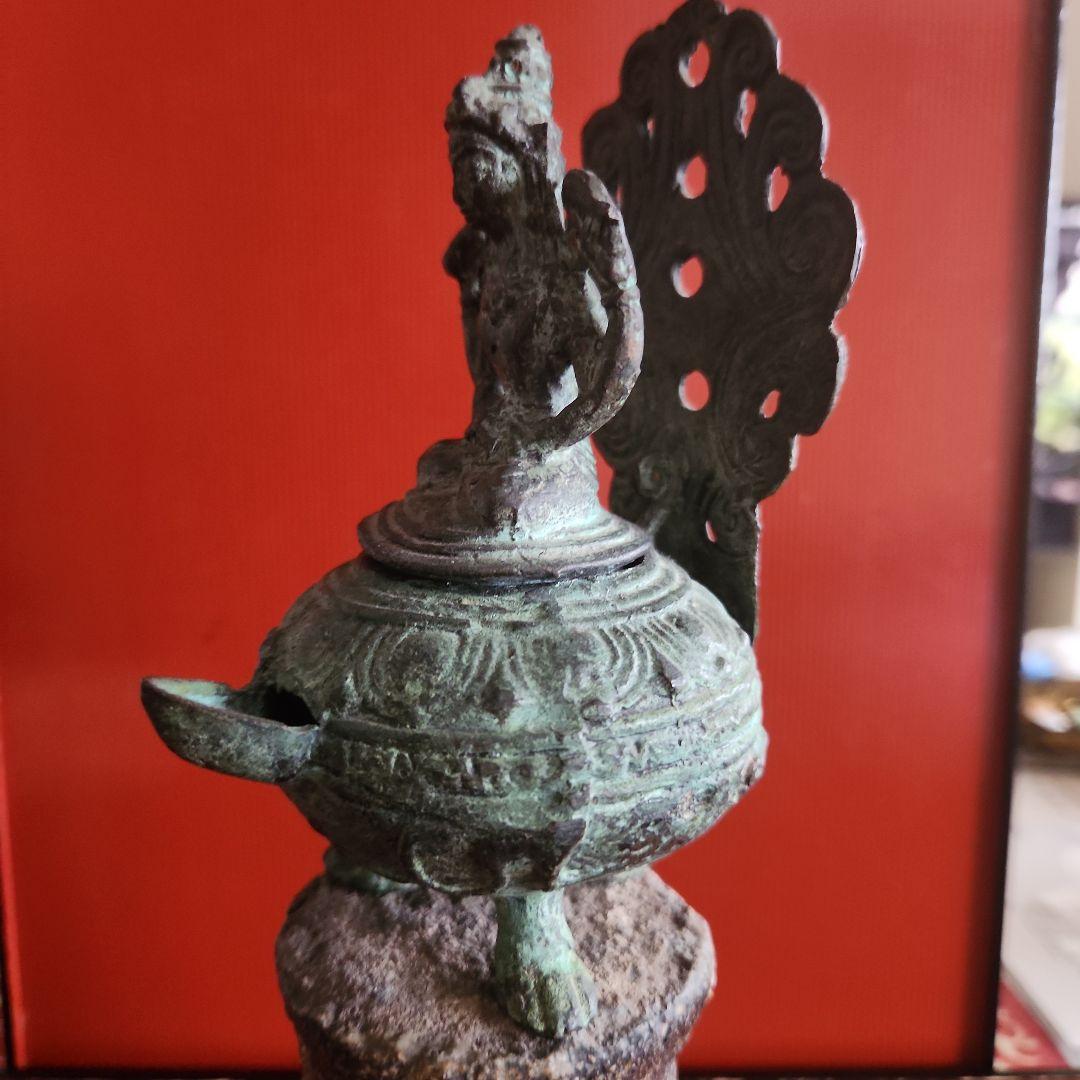 古銅ヴィシュヌ像寺院の石油ランプ土台付き