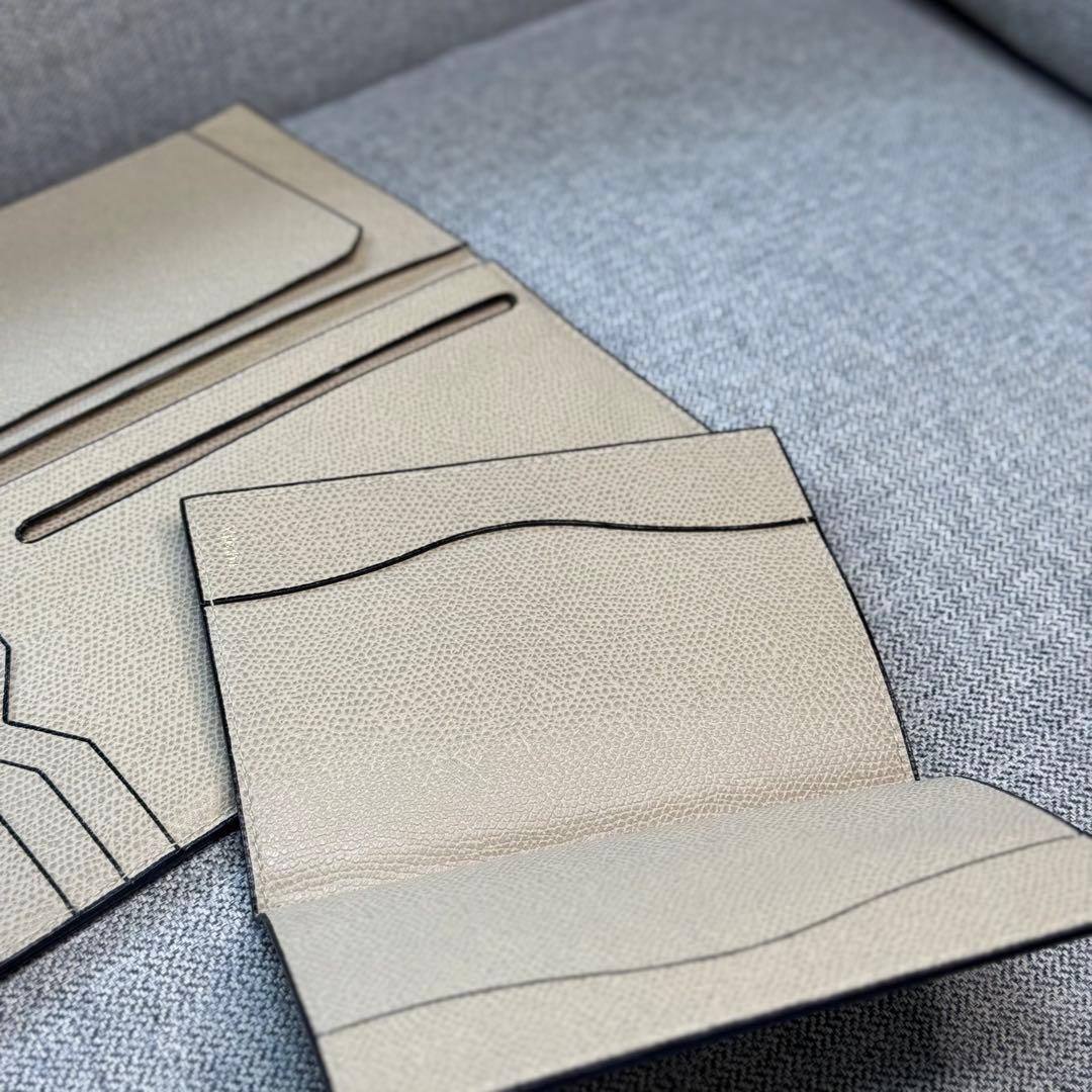 ヴァレクストラ パスポートケース 6カード トラベルドキュメントホルダー