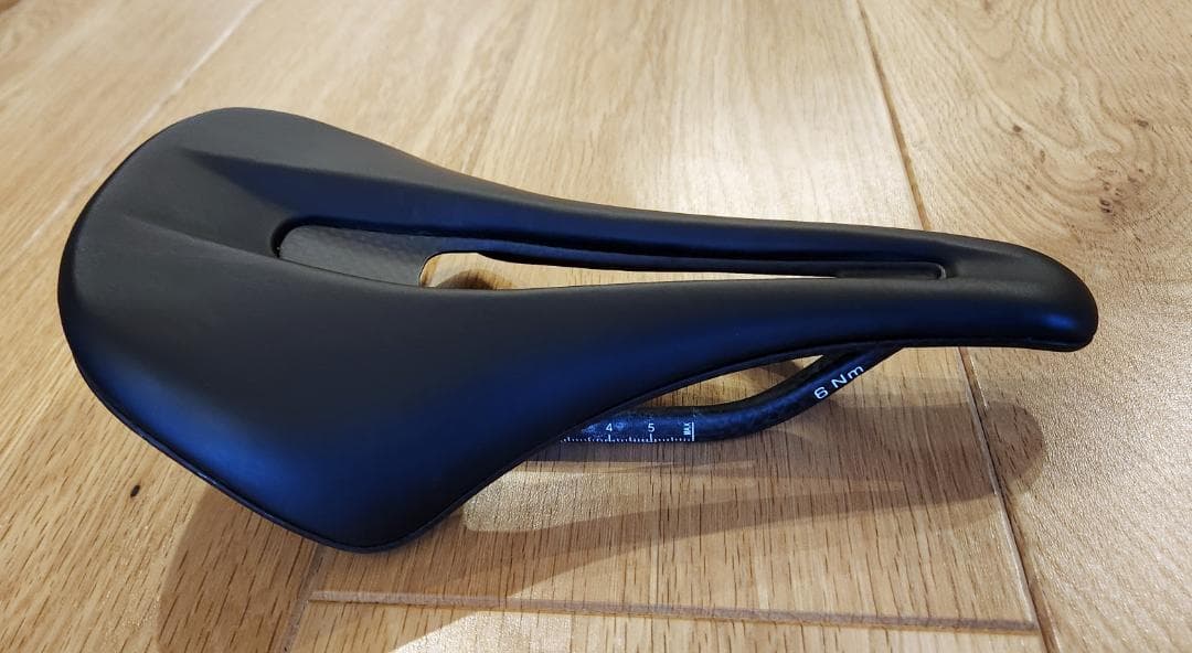 TNI Ergonox カーボンサドル 143g