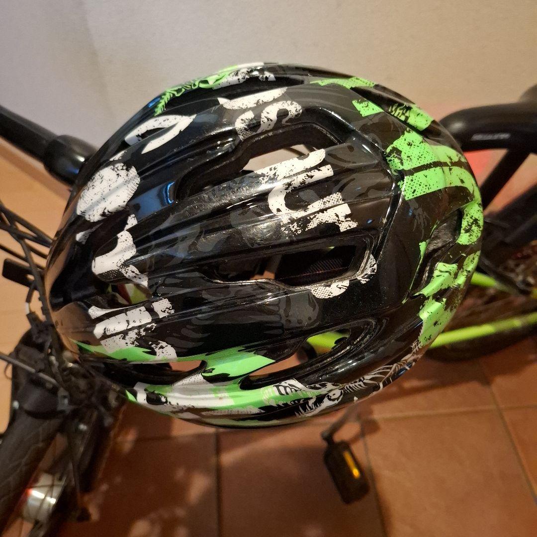 22インチ　横浜市　引き取り可能な方のみ　　子供　自転車 　黄緑　ヘルメット付き