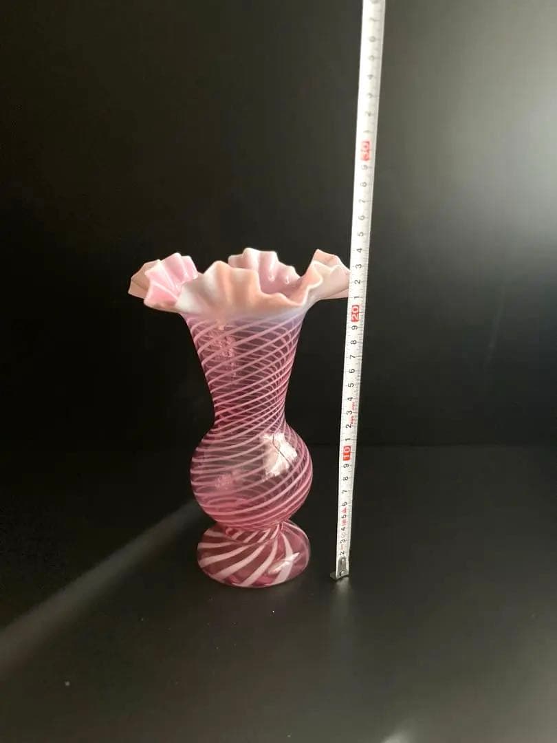 692 骨董 アンティーク ピンクオパール渦巻き紋様花瓶 フリルガラス 明治