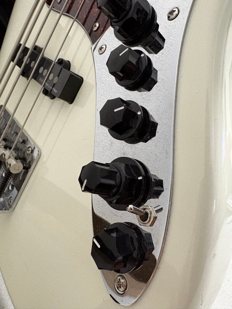 Marcus Miller Sire V7 5弦　Antique White