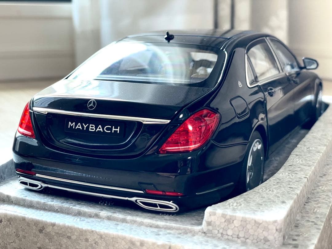 メルセデス マイバッハ S650 1/18 黒メタリック