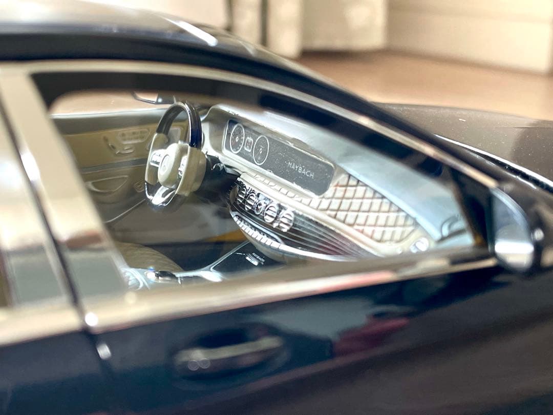 メルセデス マイバッハ S650 1/18 黒メタリック