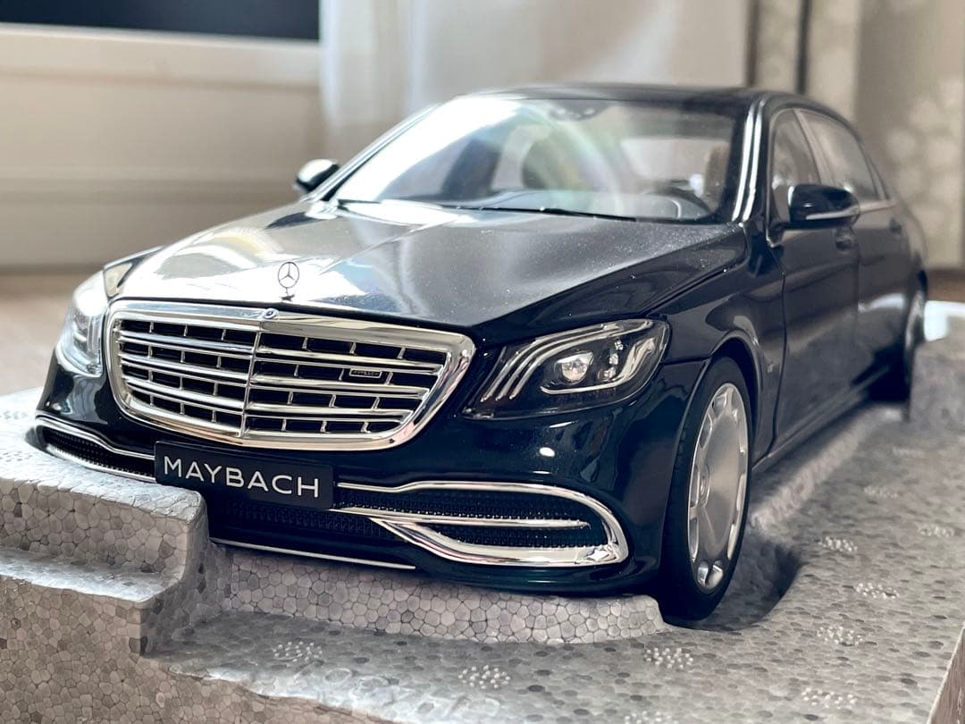 メルセデス マイバッハ S650 1/18 黒メタリック
