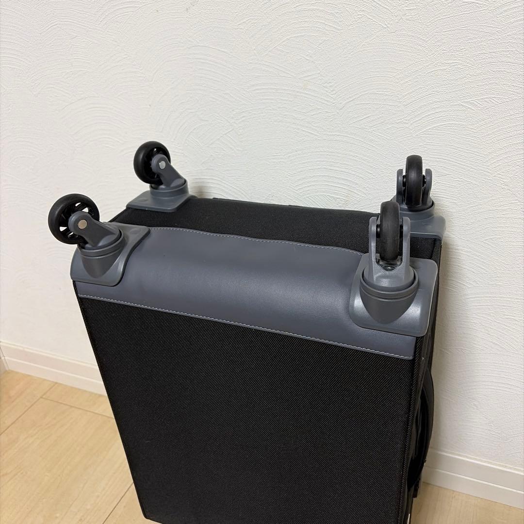 黒の中型スーツケース 4輪