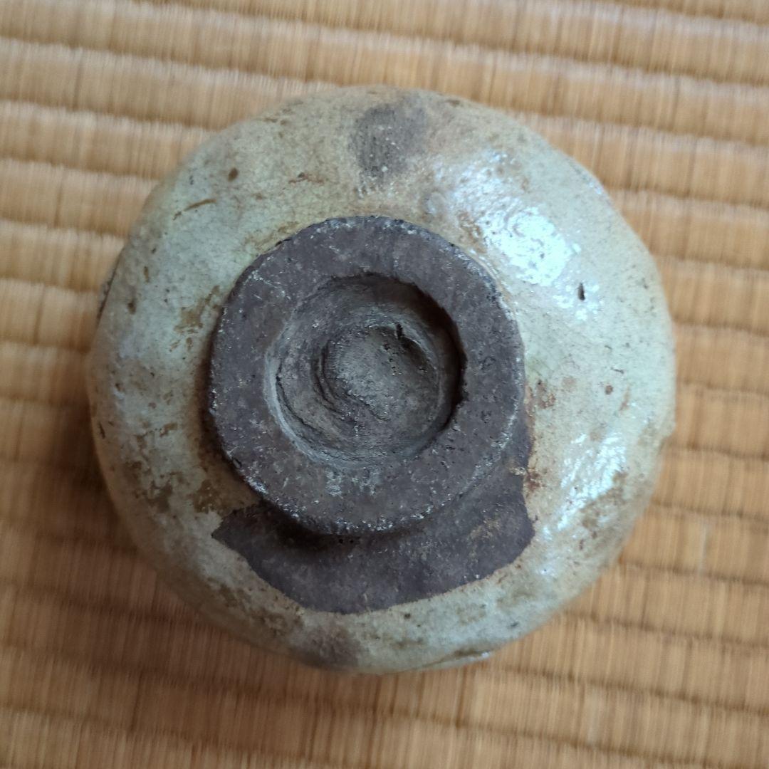 淡いベージュの陶器製茶碗と木箱　大正時代求　三葉葵　家紋　茶碗　骨董品