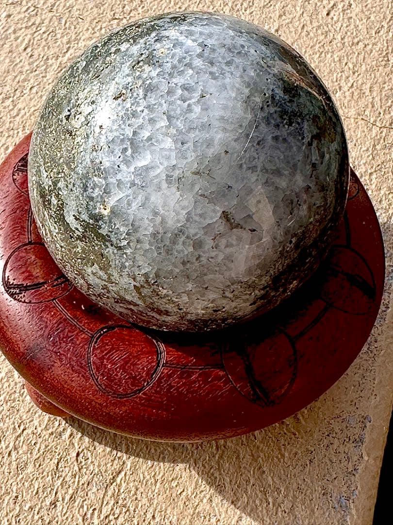 一点もの　希少！ザクザク水晶と共生！　パイライトスフィア