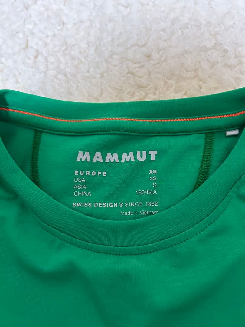 MAMMUT Tシャツとハーフパンツ