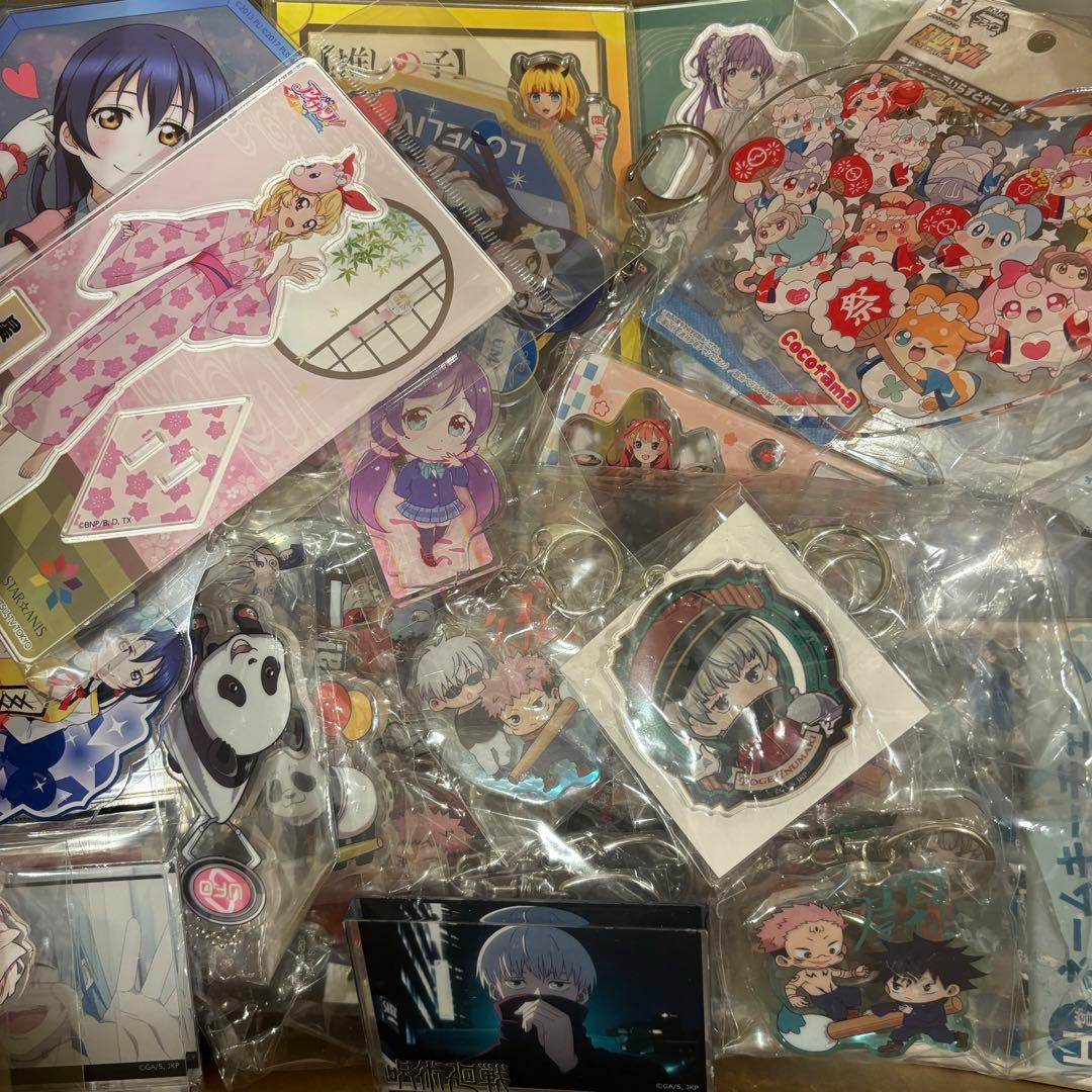 ☆美品☆アニメグッズまとめ売り 大量 缶バッジ アクリル 紙類 400点以上
