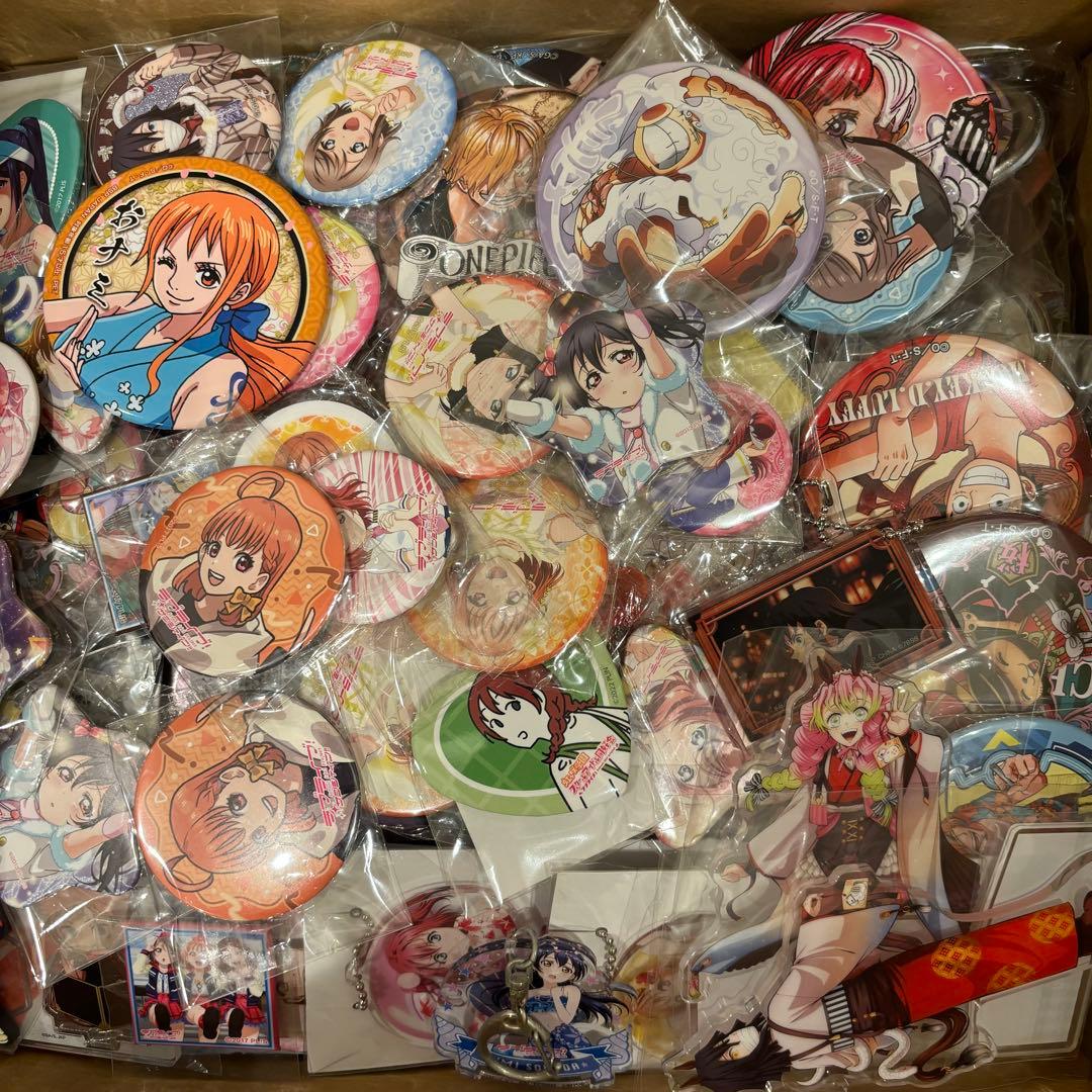 ☆美品☆アニメグッズまとめ売り 大量 缶バッジ アクリル 紙類 400点以上