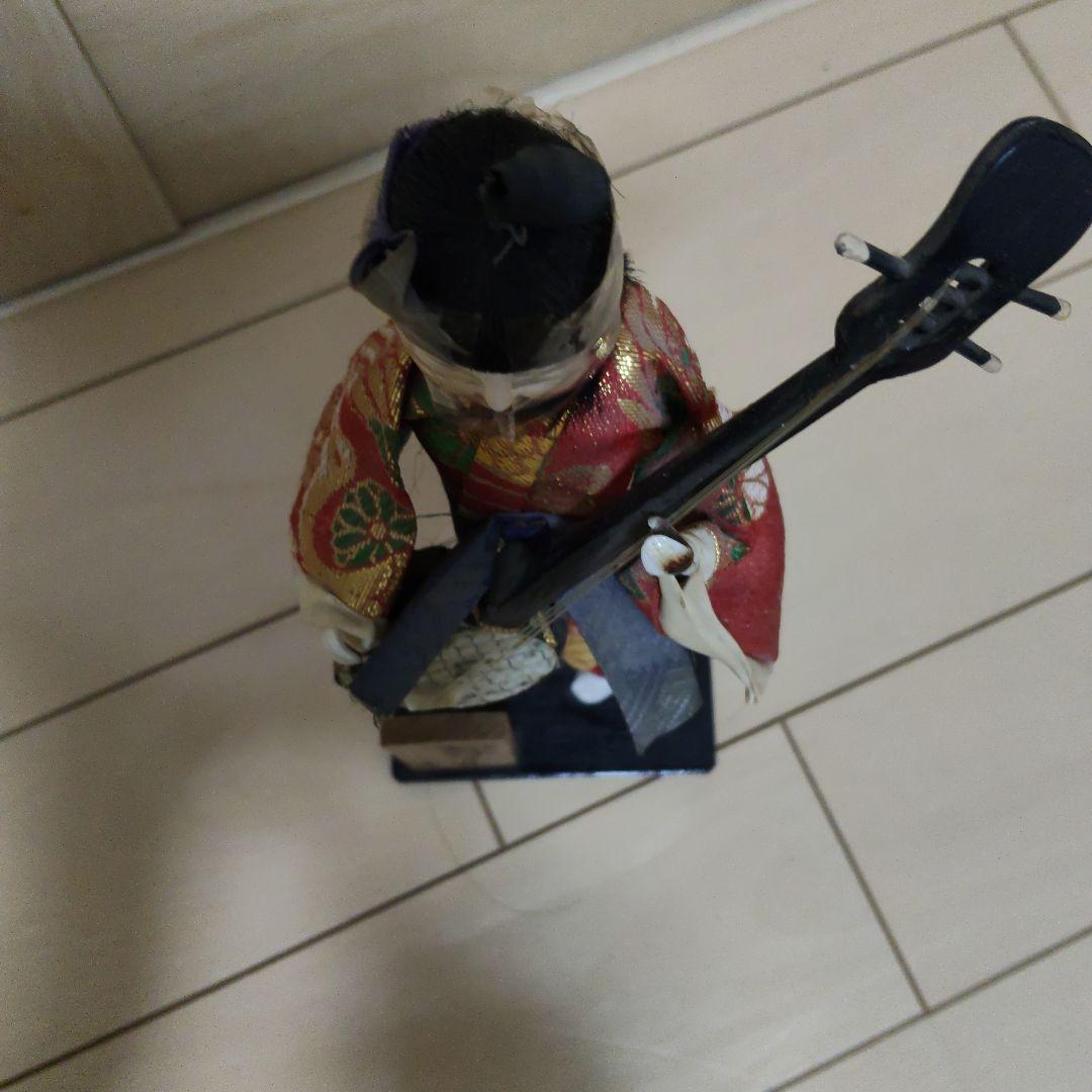 三味線を持つ日本人形