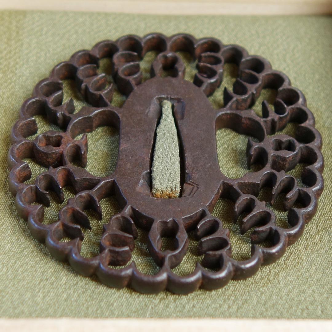 【抱茗荷雁金透鍔】鍔 鐔 鉄地 刀装具 日本刀 武具 骨董 アンティーク