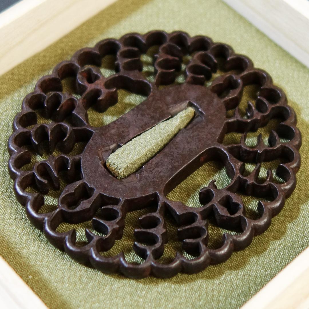 【抱茗荷雁金透鍔】鍔 鐔 鉄地 刀装具 日本刀 武具 骨董 アンティーク