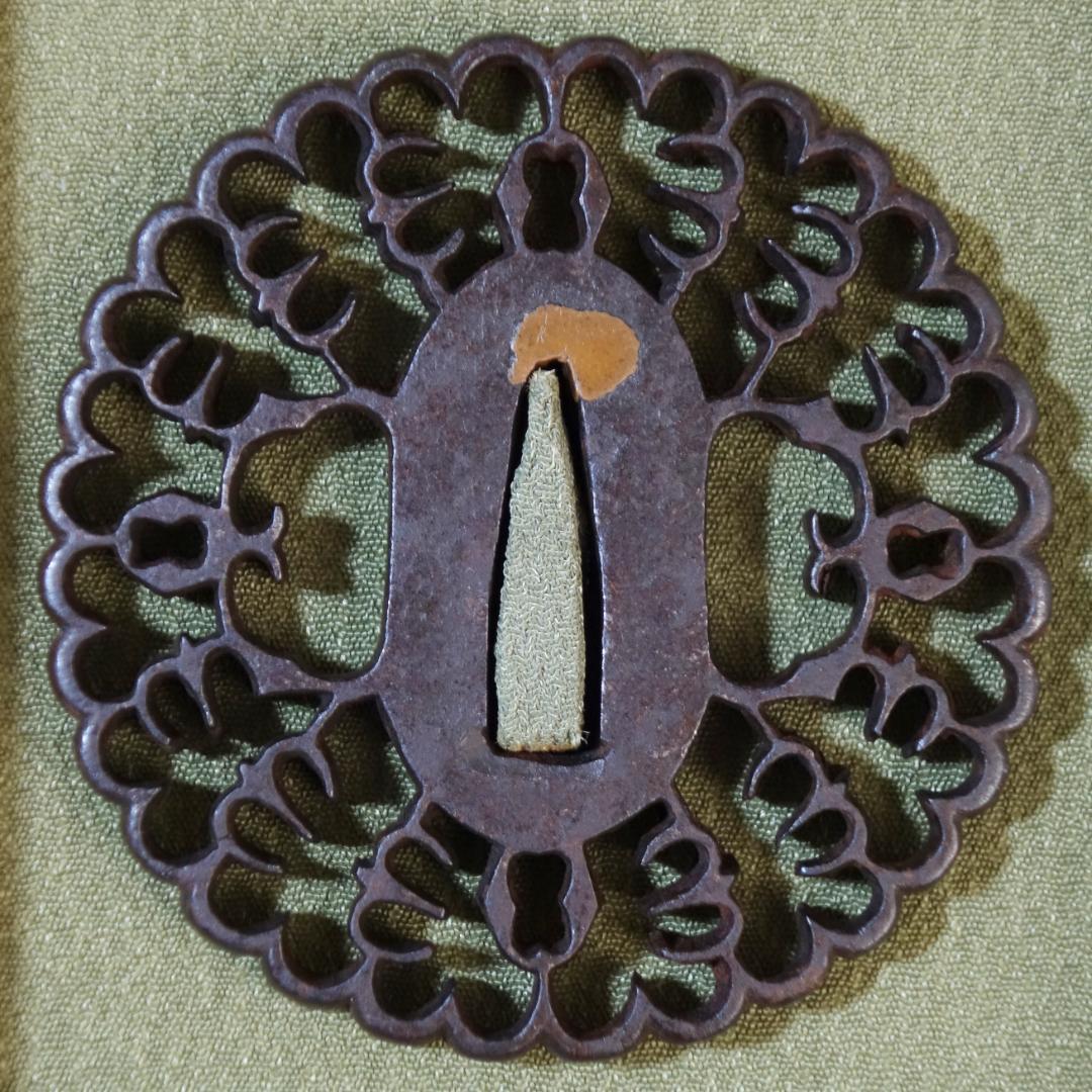 【抱茗荷雁金透鍔】鍔 鐔 鉄地 刀装具 日本刀 武具 骨董 アンティーク