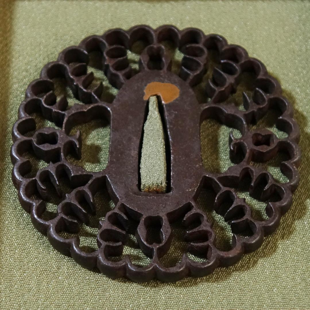 【抱茗荷雁金透鍔】鍔 鐔 鉄地 刀装具 日本刀 武具 骨董 アンティーク