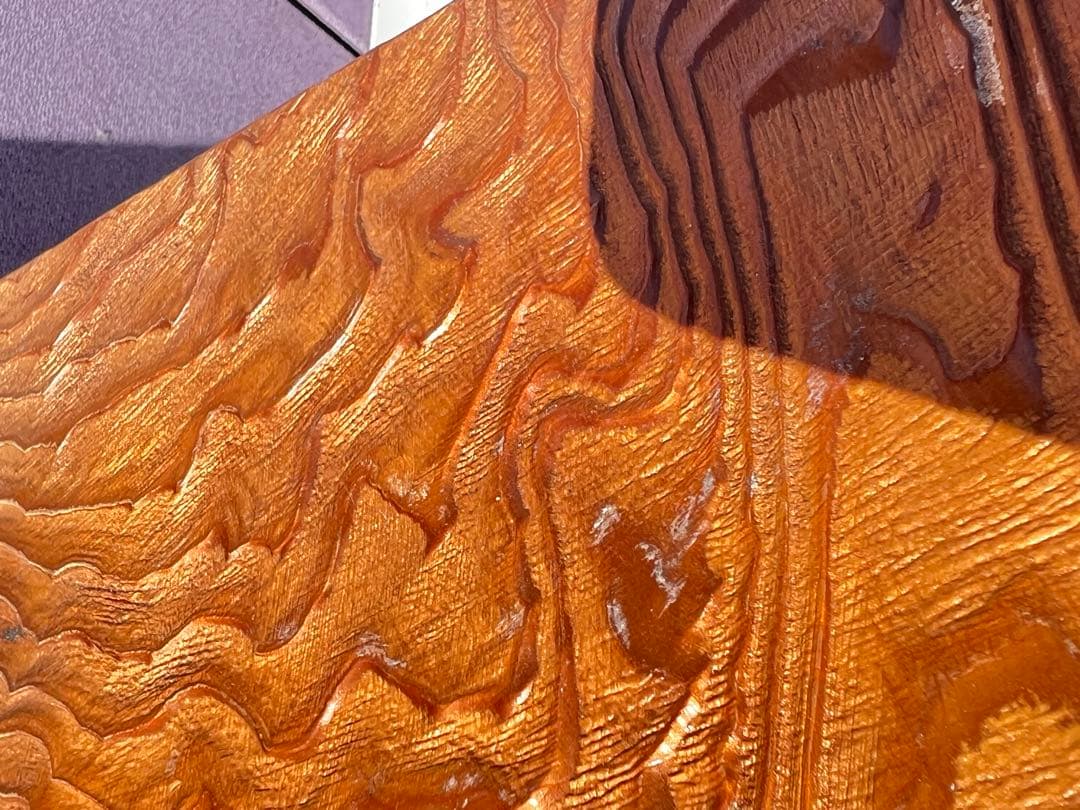 ケヤキ材で作られた日本の火鉢。