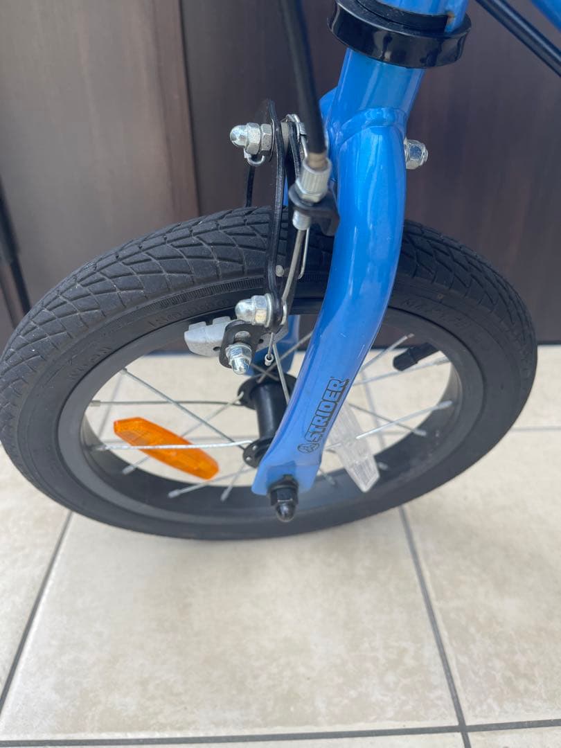 STRIDER 14x ストライダー、ブルー、スタンド付き。