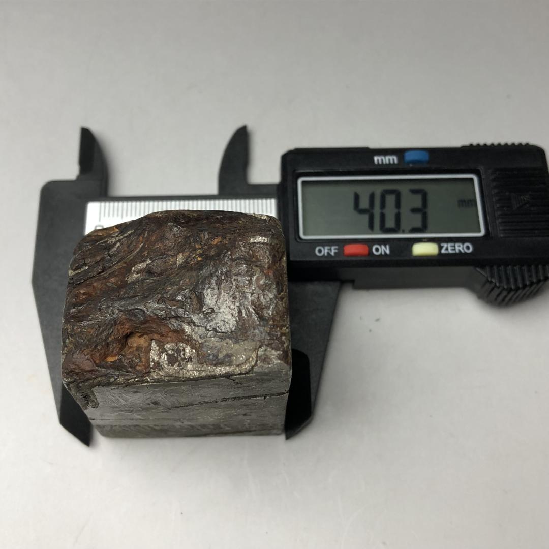 アルタイ隕石　エンドカット 鉄隕石　外皮付き隕石　原石　重さ約455ｇ