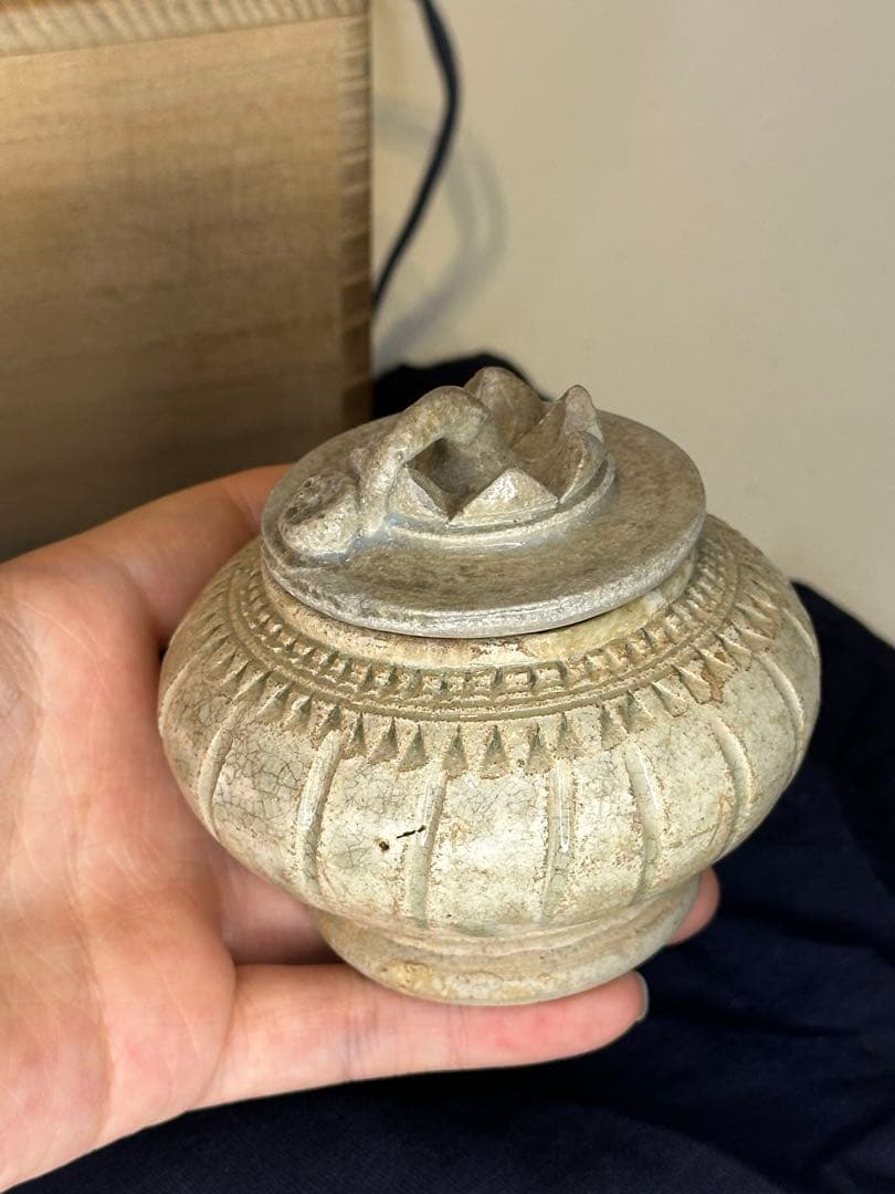 中国宋元時代 高古磁器 香合 小罐 蓮花浮彫蓋 石質感釉 灰白青色 貫入 箱付き