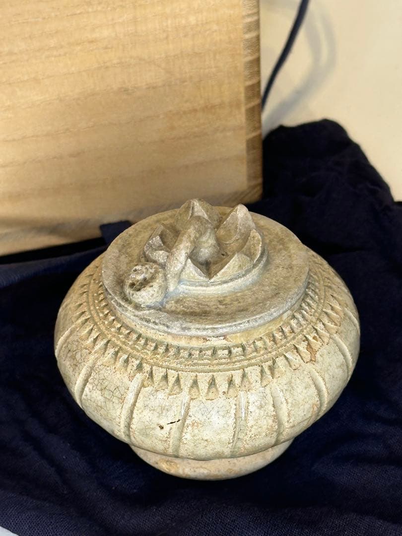 中国宋元時代 高古磁器 香合 小罐 蓮花浮彫蓋 石質感釉 灰白青色 貫入 箱付き