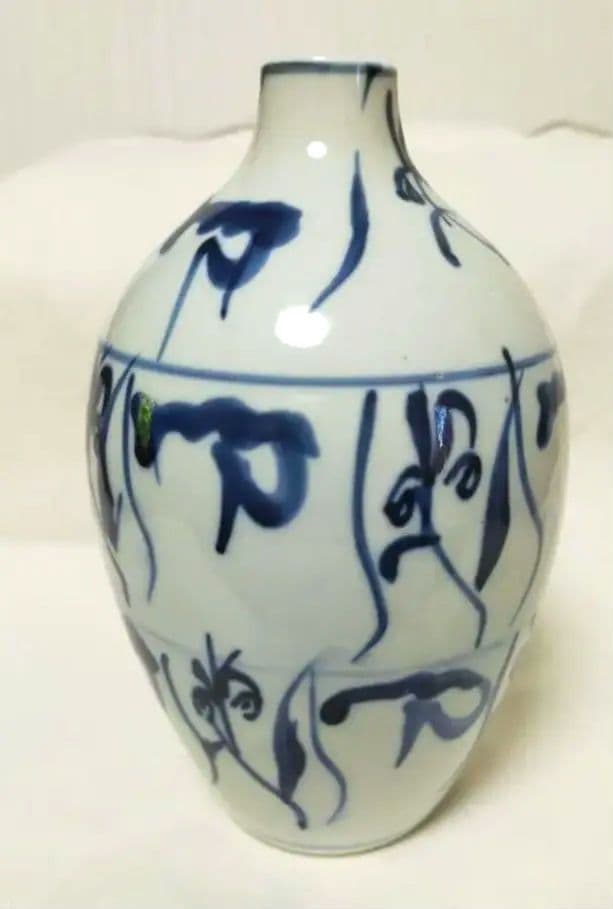 特価セール中 !❗　アンティーク 唐草紋染付花瓶　陶磁器　美術工芸品