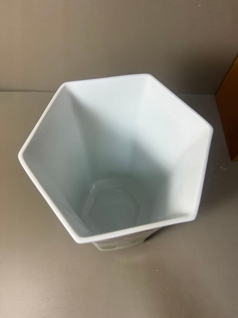 2564  香蘭社　薔薇　六角花瓶　未使用
