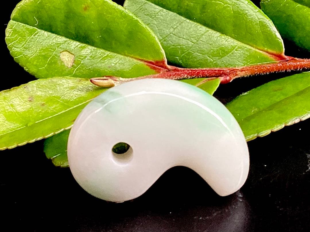 超レア‼️高額材料使用 ジェダイト糸魚川翡翠勾玉‼️ コレクション級　御守り　本物を