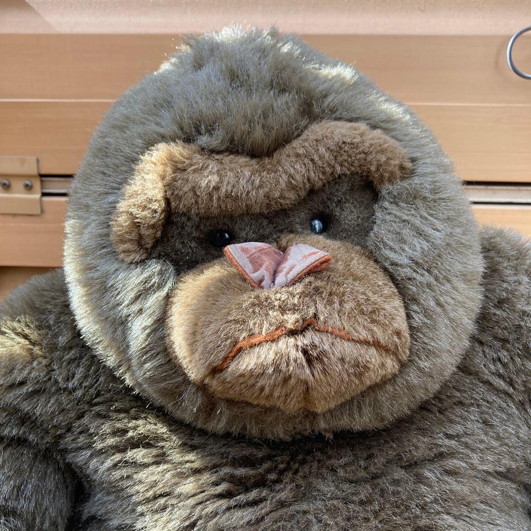 大きなゴリラのぬいぐるみ