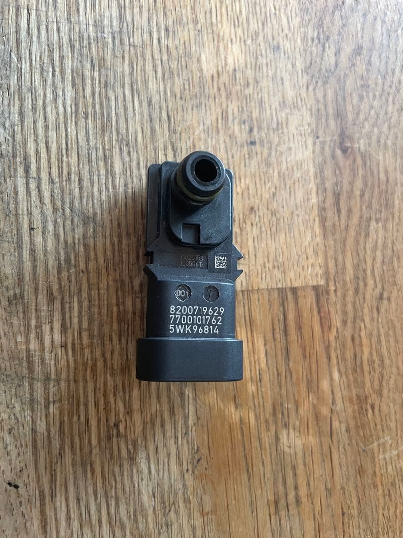 純正 ルノー　インテークマニーホールドセンサー 1.6カングー