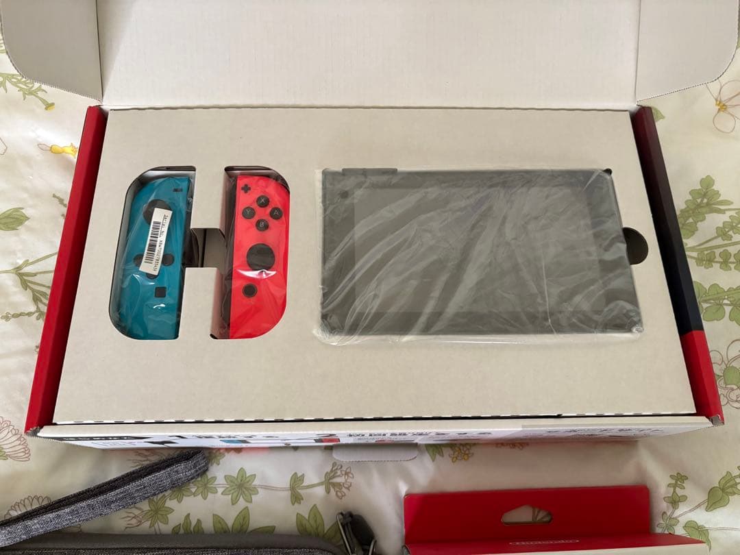 【中古】Nintendo Switch本体 + プロコン、おまけケース付