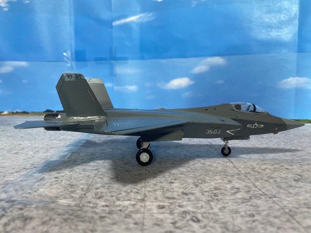 特別価格　J-35 戦闘機　1/72スケールプラモデル完成品