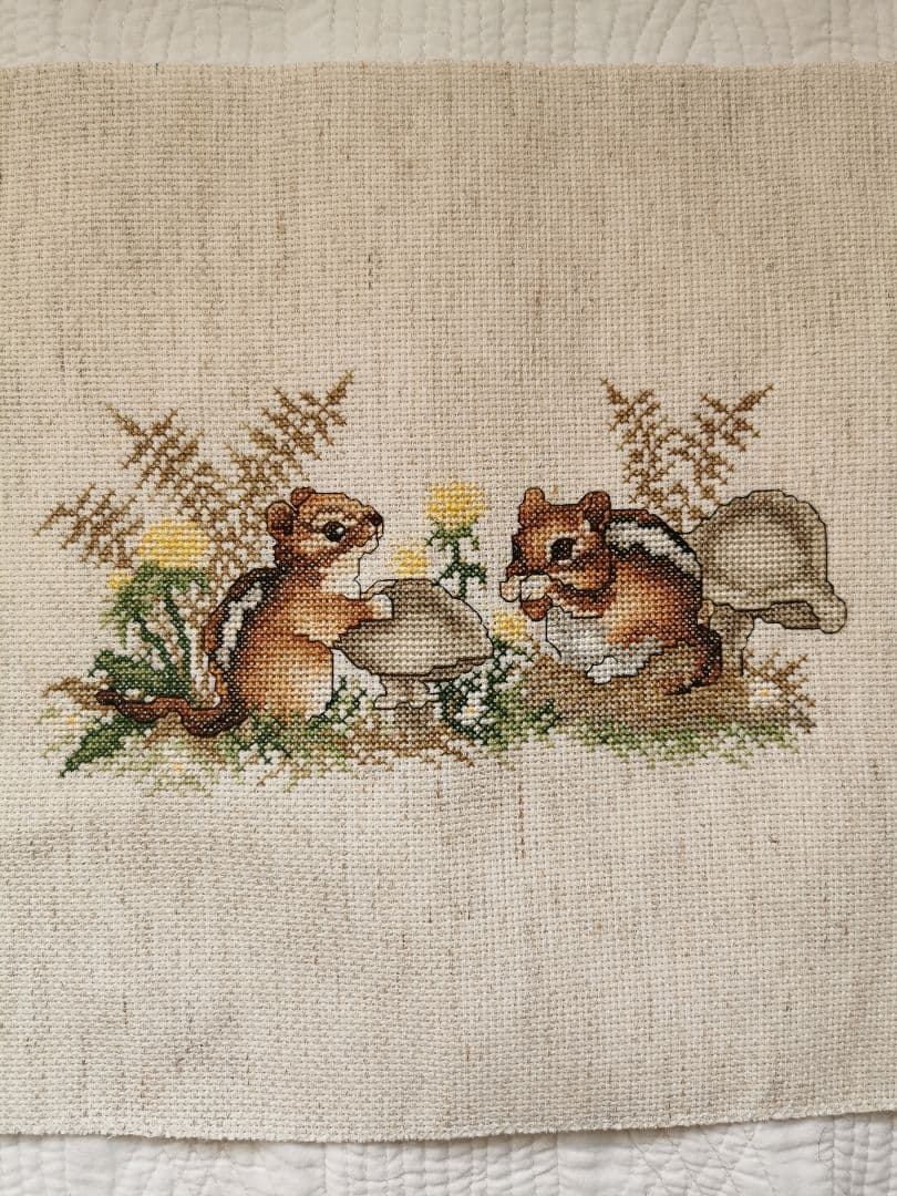 アンティークニードルクロスポイント草原のシマリス麻クロス 蒲公英ドングリ茸リネン