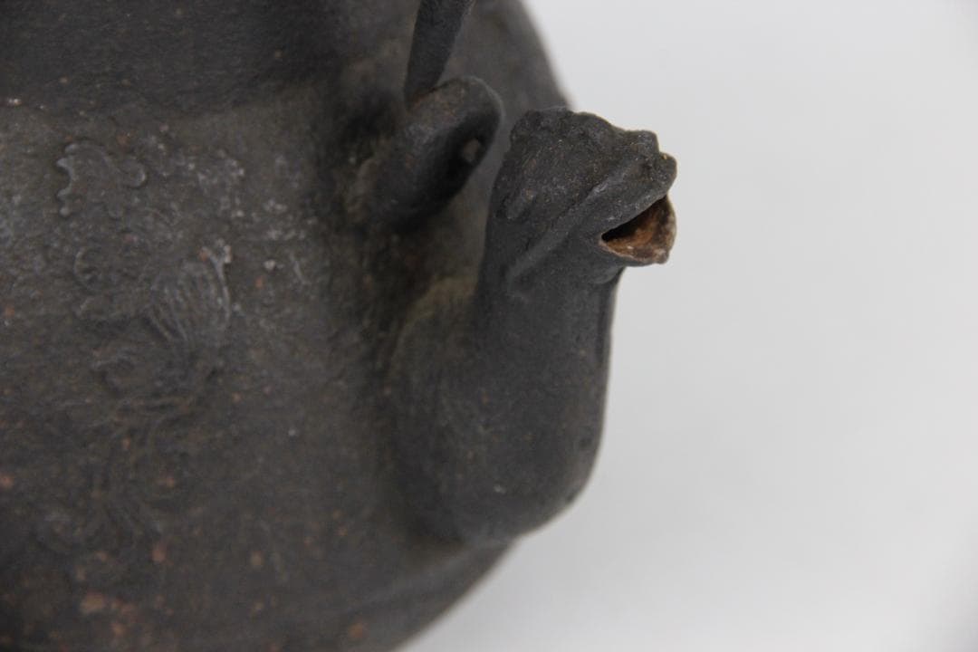 時代 鉄瓶 寿龍堂 造 饕餮紋 獣口 銅蓋 銀摘み　容量約900ml FJ9-1