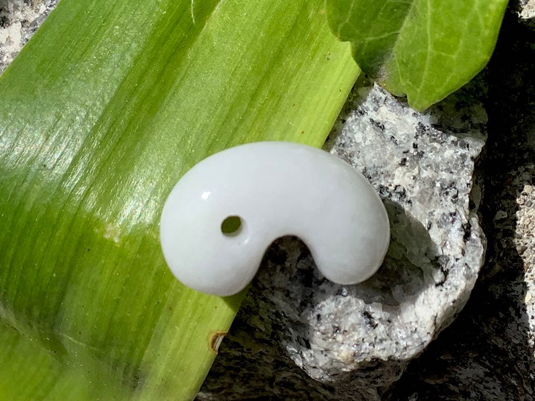 ✳糸魚川翡翠白勾玉‼️ 極上品質の太陽光透過　鑑別書付　お守りに本物を‼️