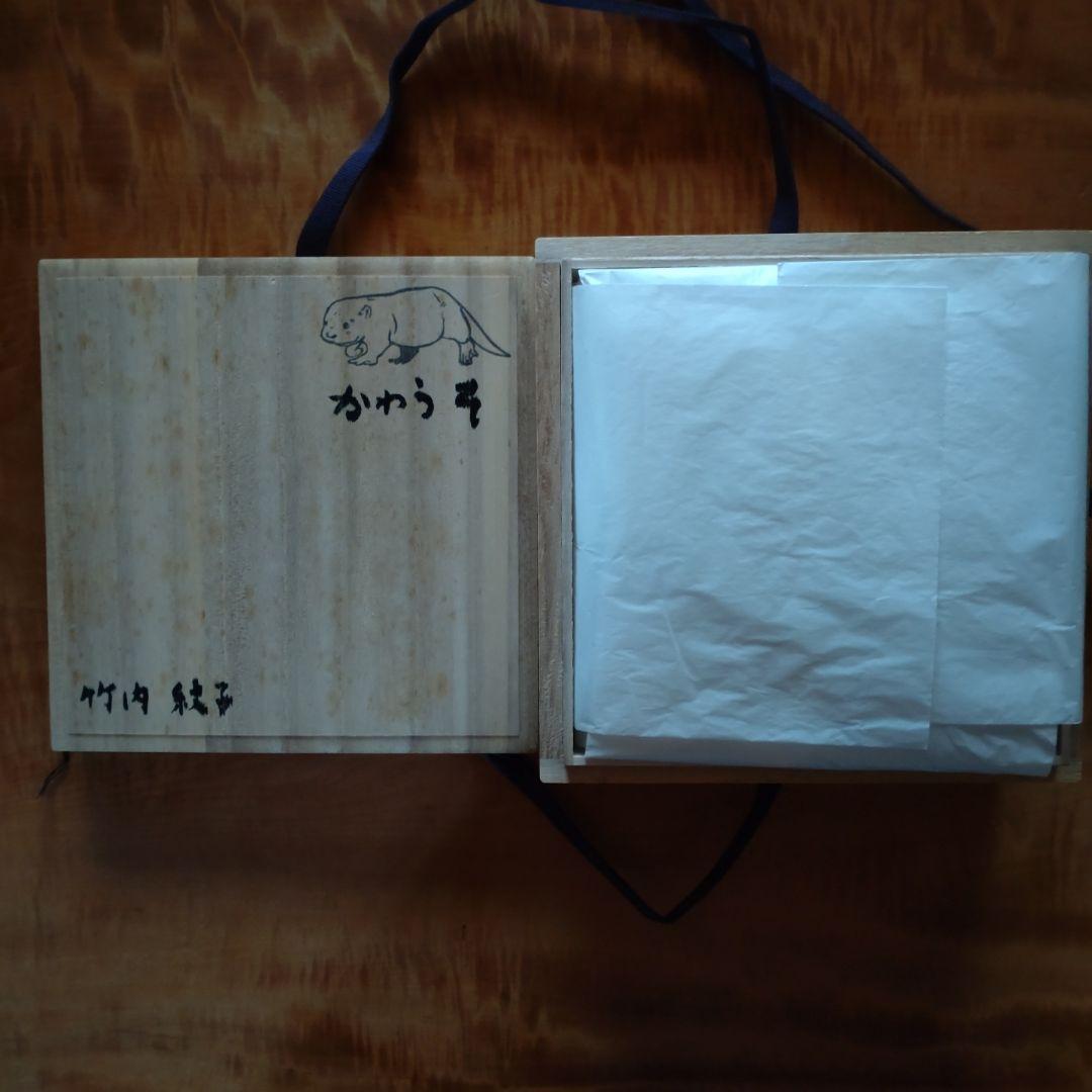 竹内紋子作　「カワウソ」　クスノキに彩色、金箔　木彫