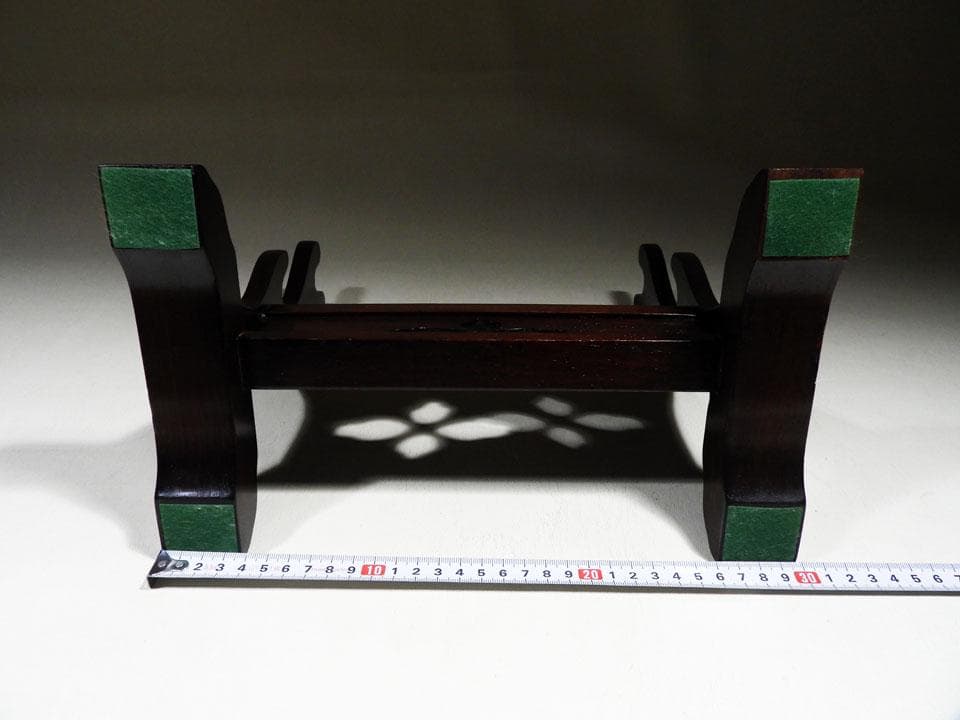 ●①小さい刀掛け 短刀用 二刀掛け 小振り 透かし紋 高さ27㎝ 幅30㎝程度